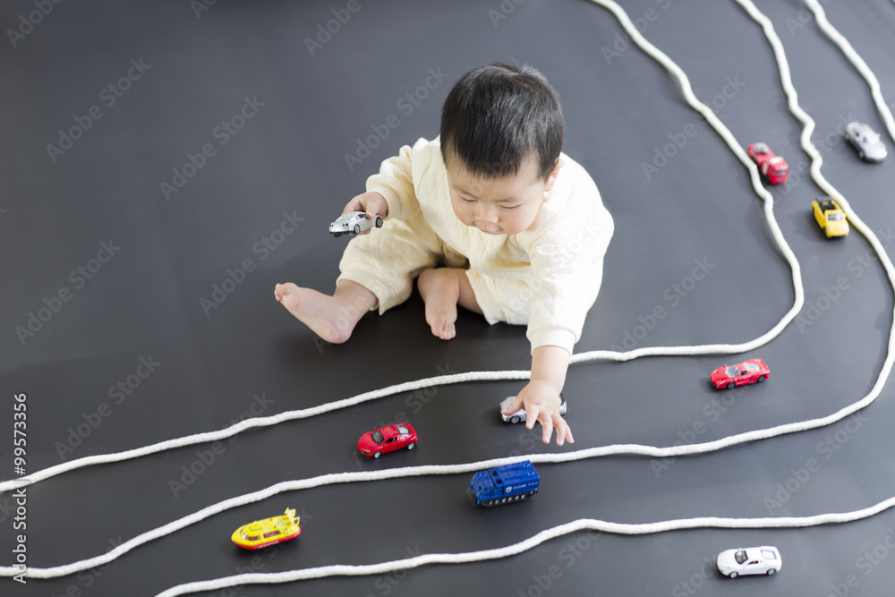 可爱的婴儿玩玩具车