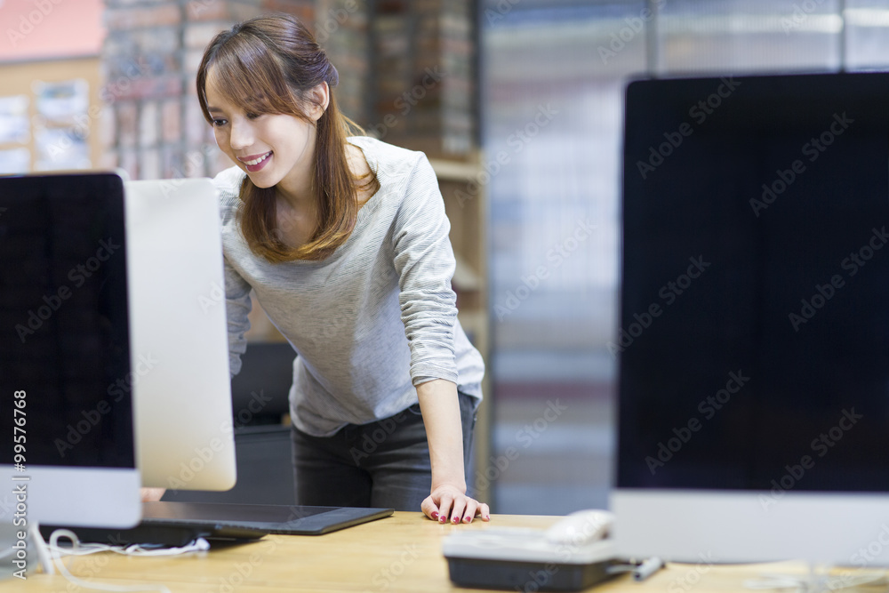 年轻女性在办公室使用电脑