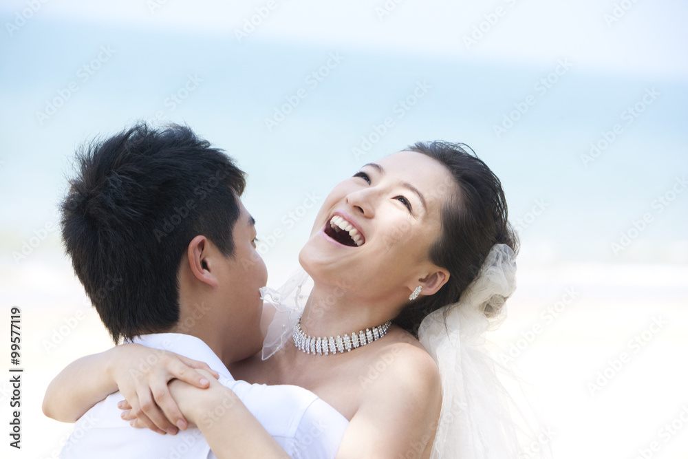 新婚夫妇在海滩上玩得很开心