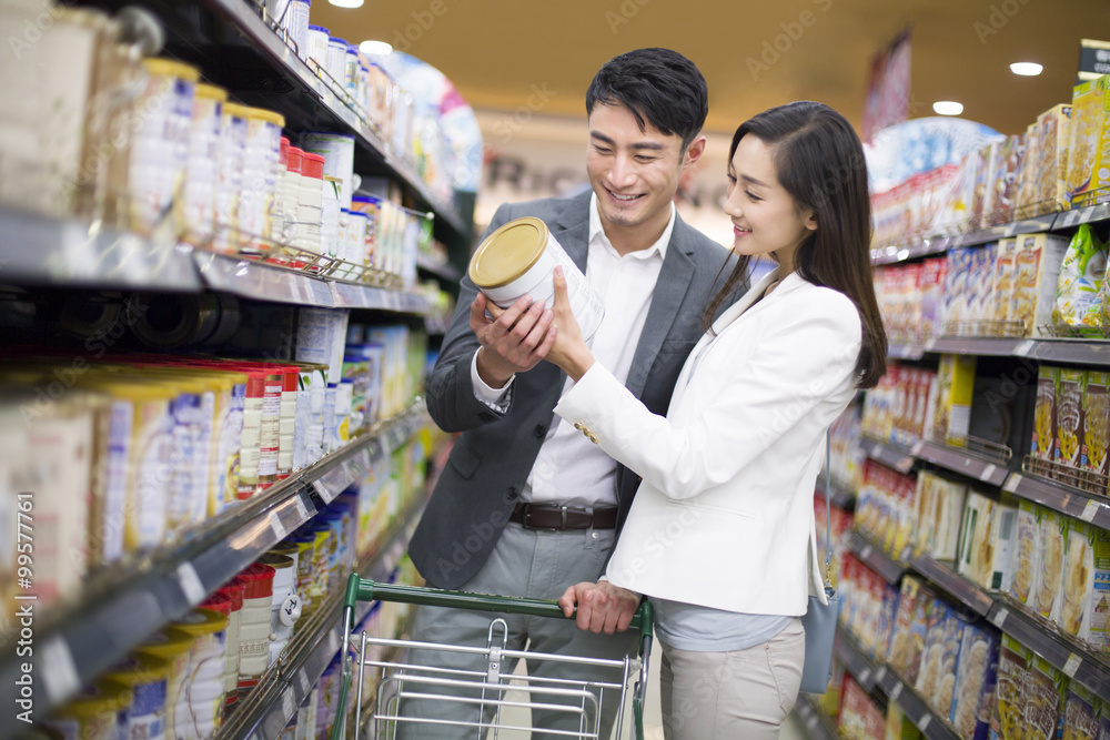 年轻夫妇在超市购物