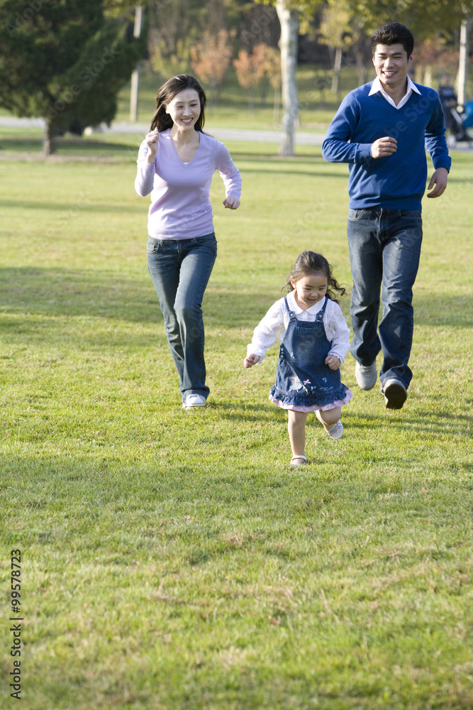 年轻的一家人在公园里玩耍