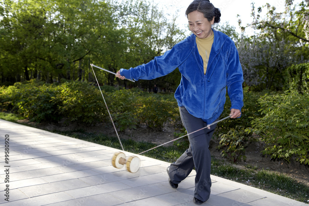 中国资深女性玩中国传统玩具空竹