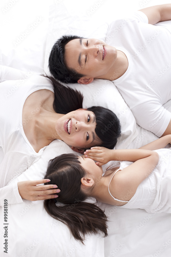 幸福的一家人躺在床上