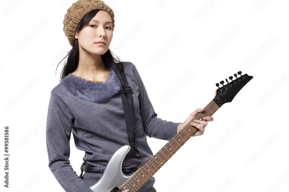 时髦的年轻女子弹吉他