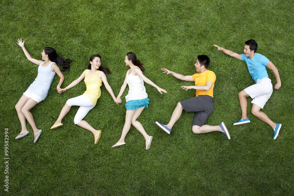 年轻人在草地上玩追逐游戏