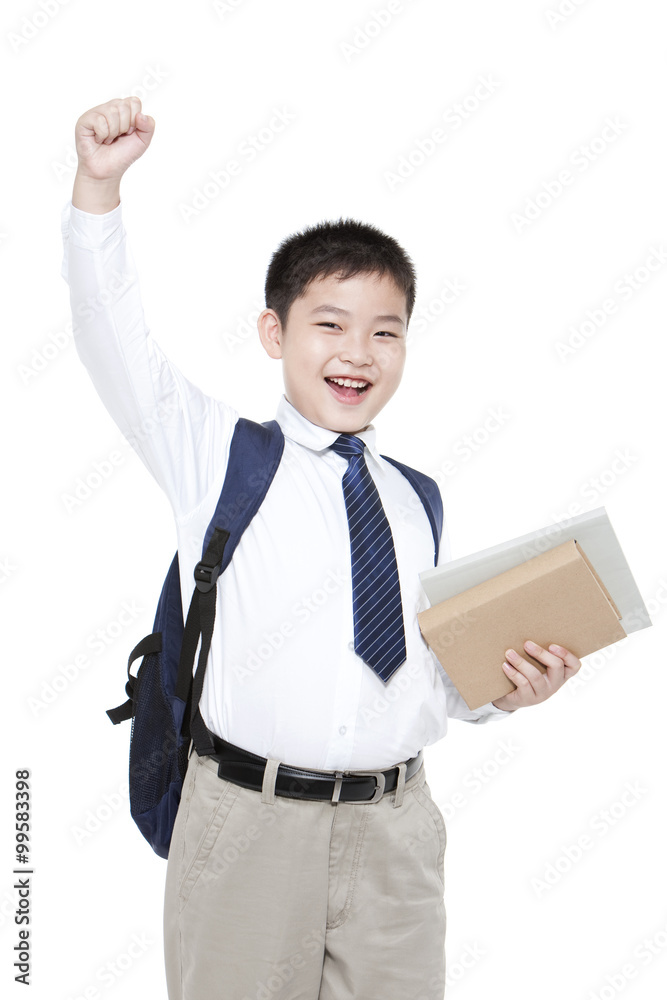 一个兴高采烈的小学生用书向空中挥拳