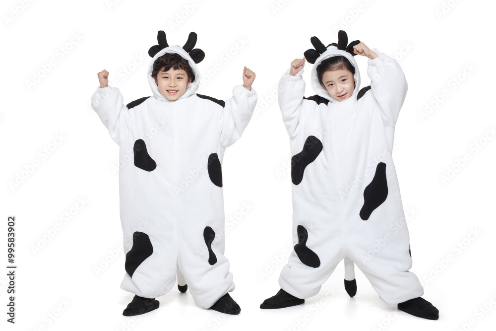 穿着奶牛服装的儿童展示肌肉