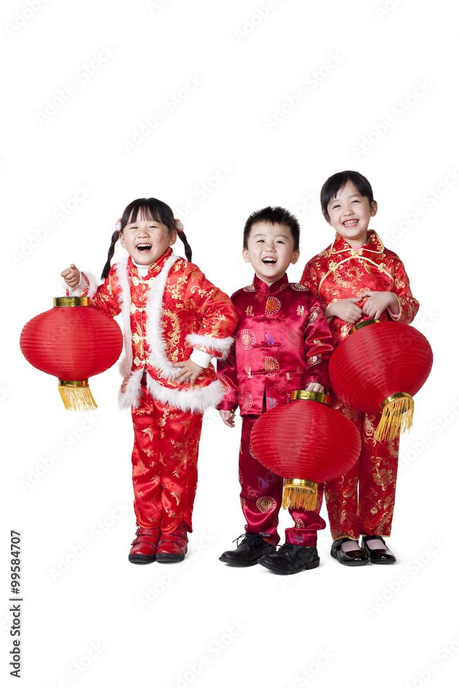 三个中国孩子拿着中国灯笼