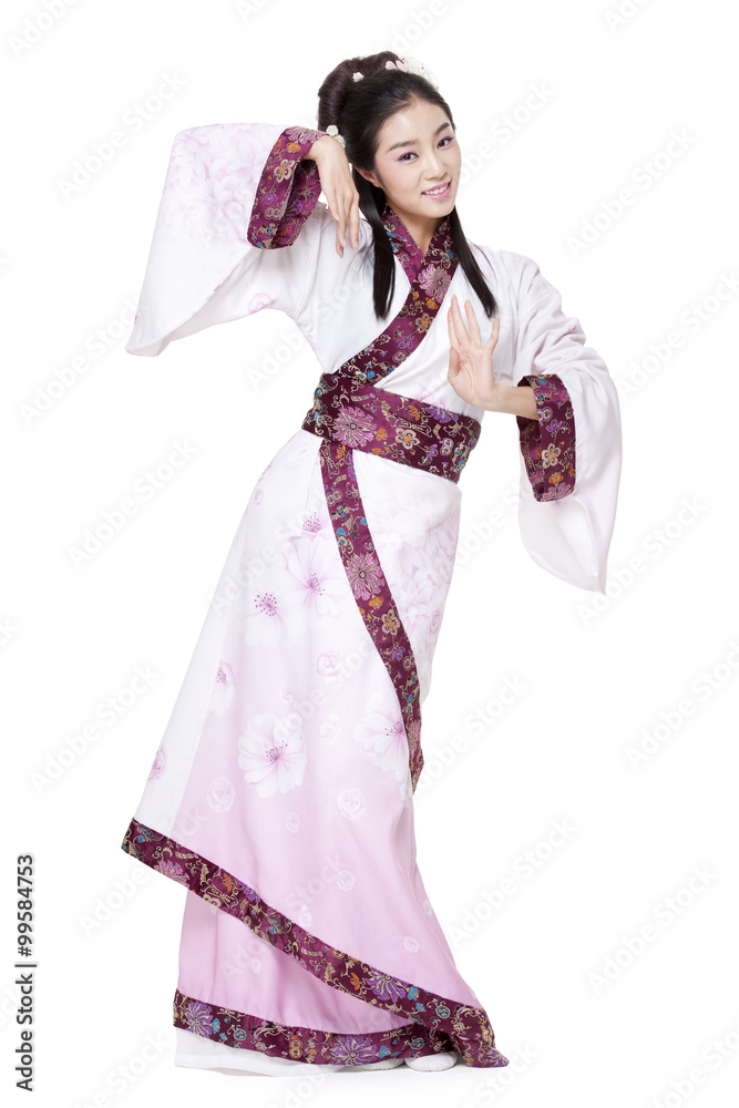快乐的年轻女人穿着中国传统服装跳舞