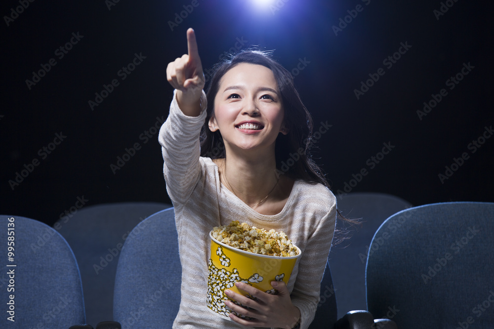 年轻女子在电影院看电影
