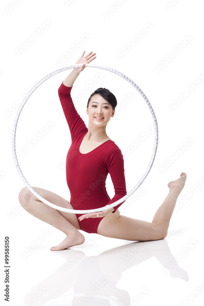 女子艺术体操运动员用铁环表演