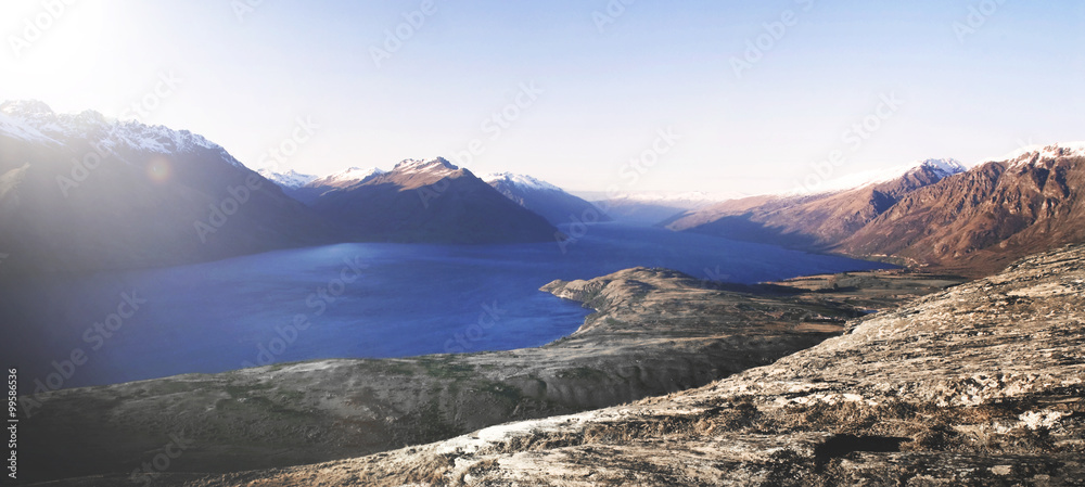 Wakatipu湖和山脉的壮丽景色