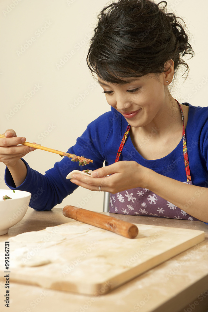 做中国饺子的女人
