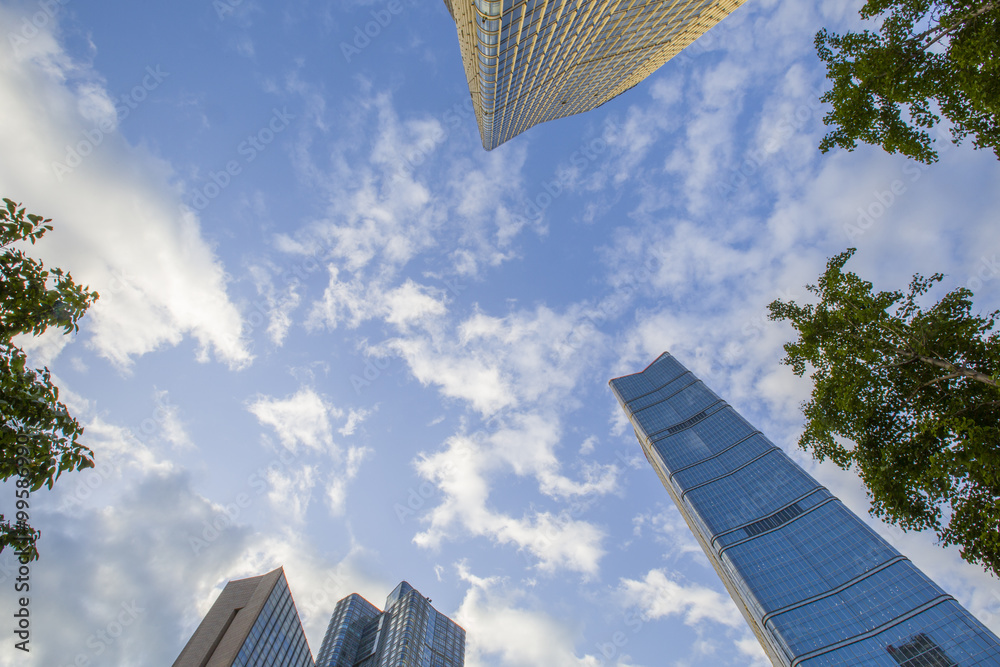 现代建筑与蓝天，中国