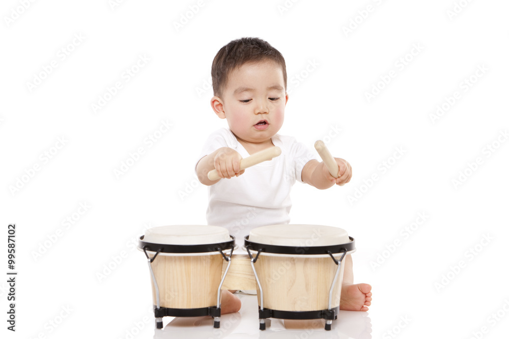 可爱的男婴在弹邦戈鼓