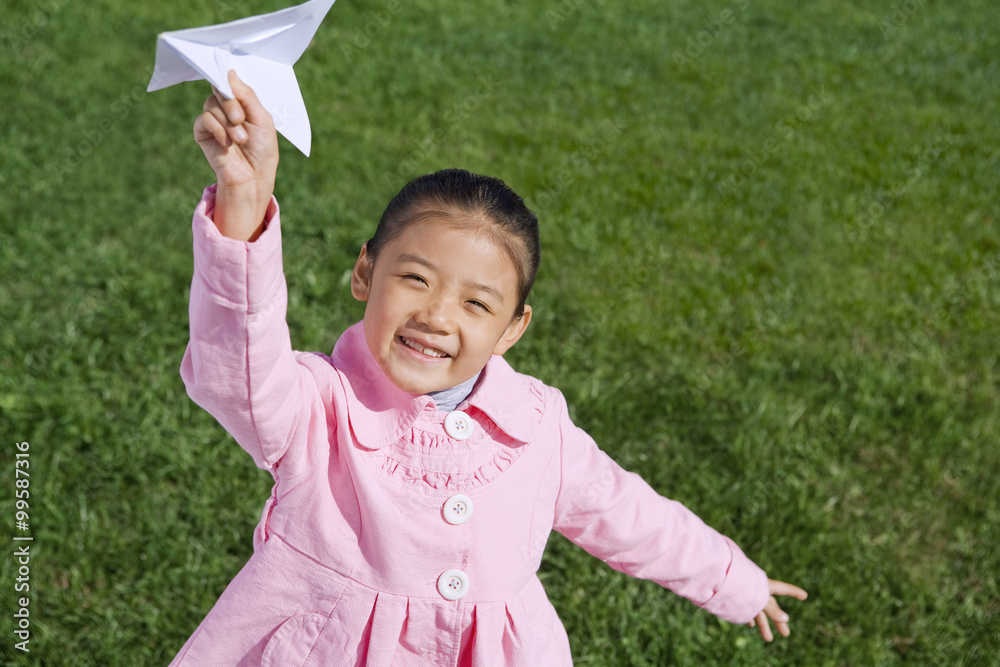 一个年轻女孩扔纸飞机