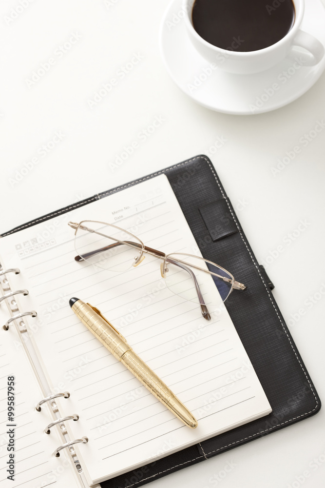 办公桌上的笔记本和咖啡