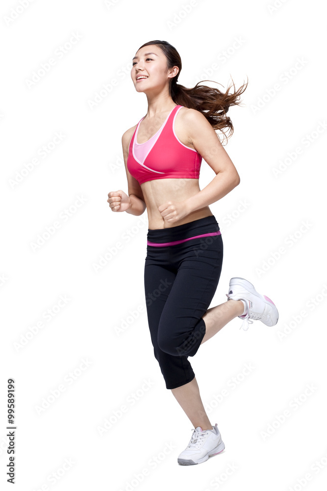 穿着运动服跑步的年轻女性