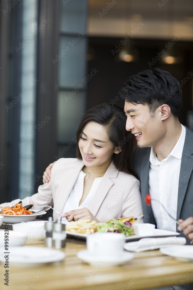 年轻情侣在餐厅用餐