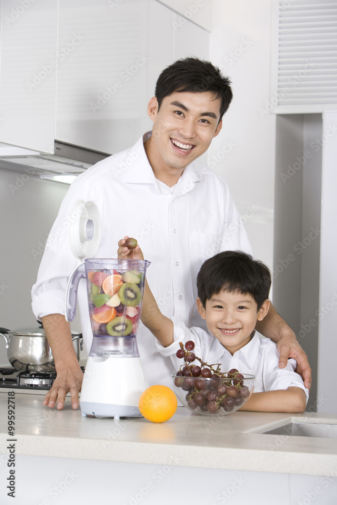 父亲和儿子在厨房里制作新鲜果汁