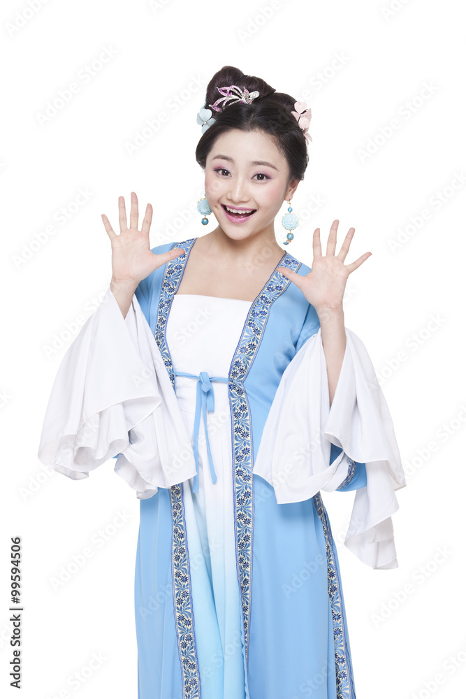 身穿中国传统服饰的年轻女子展现惊喜造型