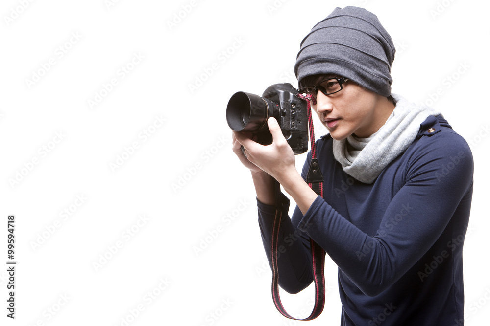 带相机的年轻摄影师