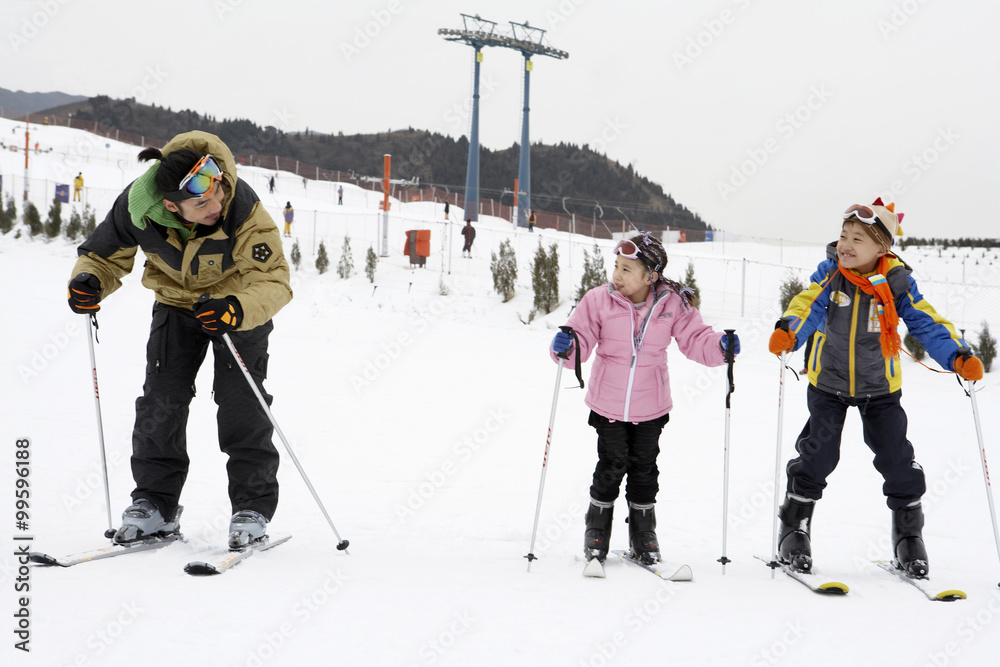 爸爸和孩子滑雪