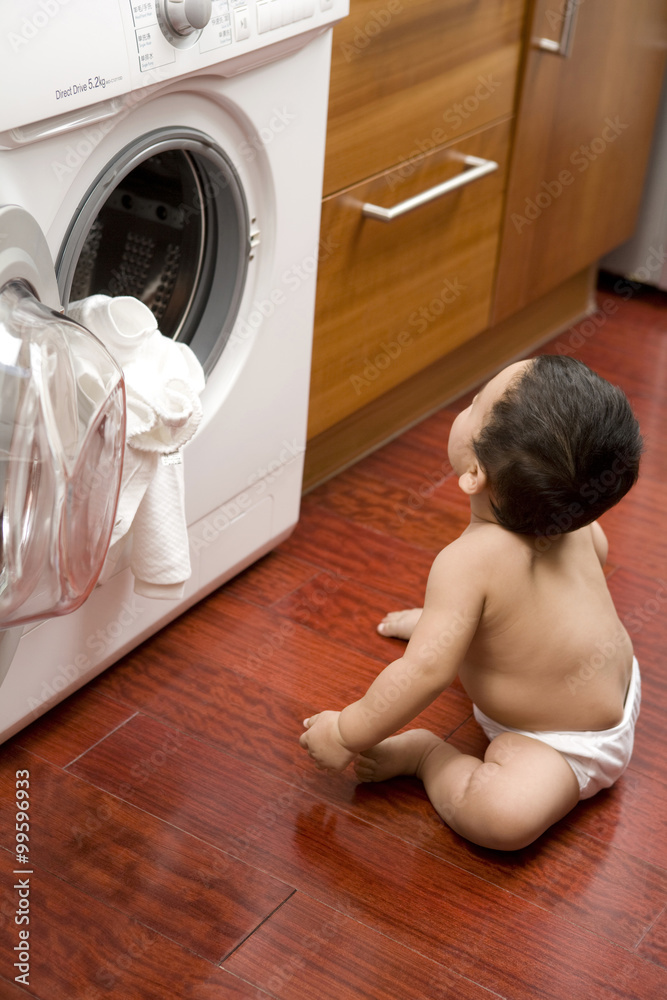 带洗衣机的婴儿