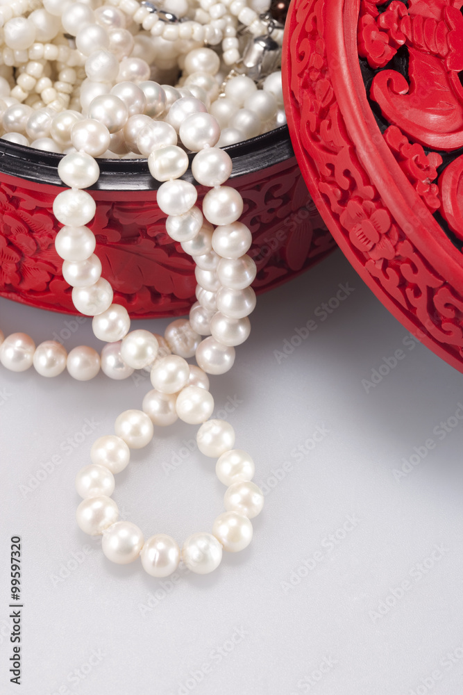 带珍珠项链的中国传统长寿盒特写