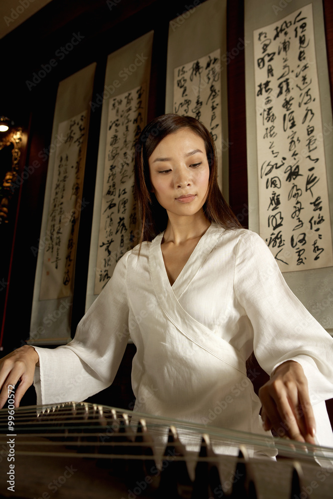 年轻女子演奏中国传统乐器