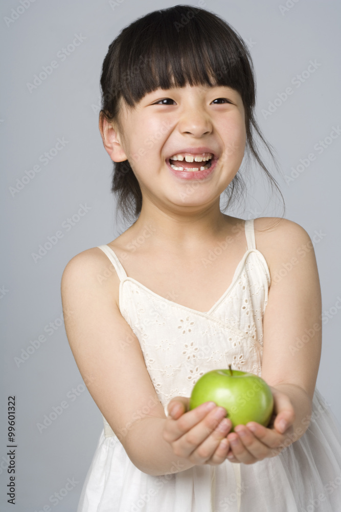 拿着苹果的女孩