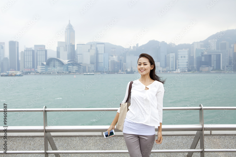 快乐少女欣赏香港维多利亚港美景