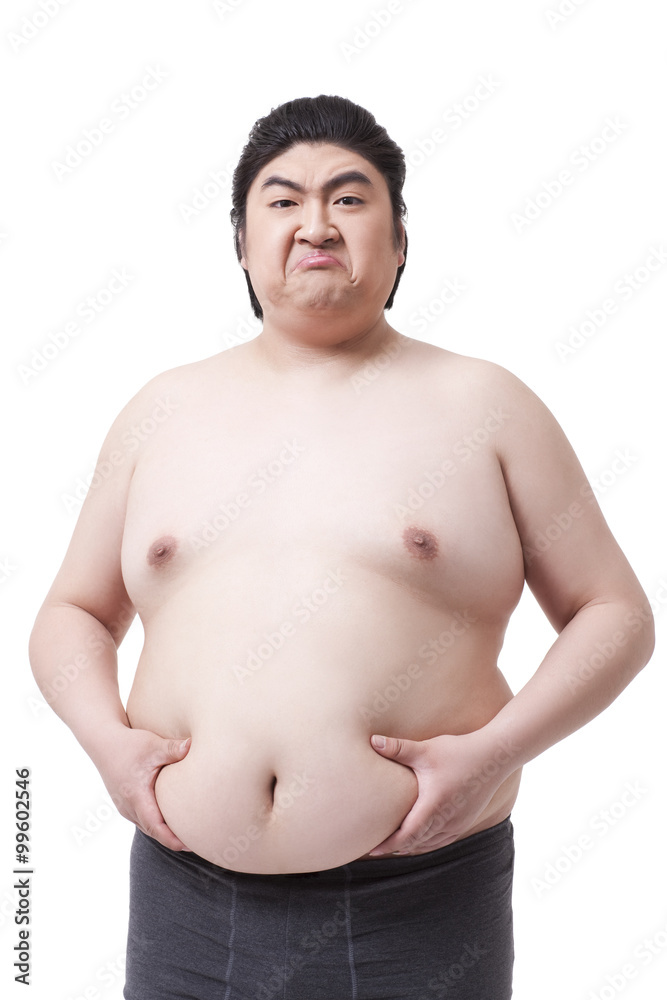 滑稽的肥胖男子抱着他的锅肚