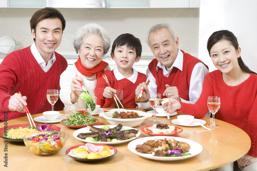 三代人一起享用中国新年大餐