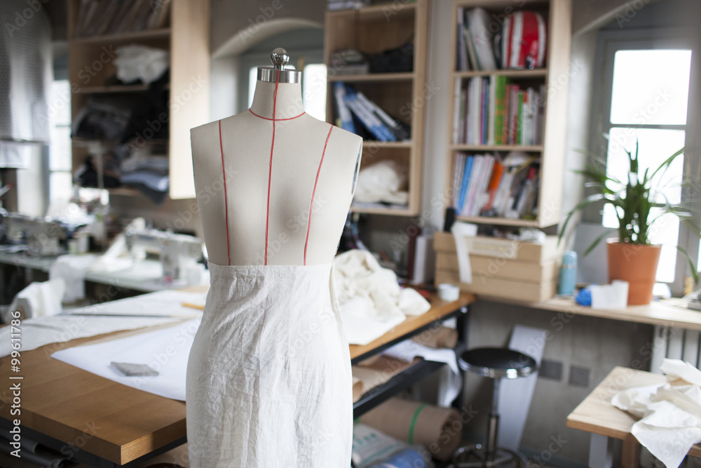 服装设计工作室的裁缝模特