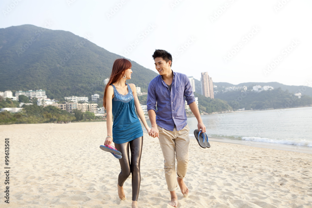 香港浅水湾海滩上的甜蜜情侣