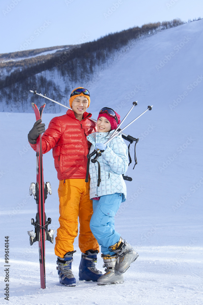 滑雪场的年轻情侣