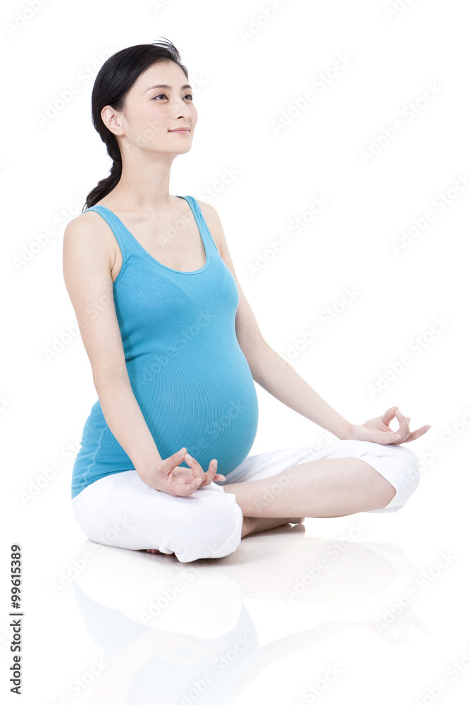 年轻孕妇做瑜伽