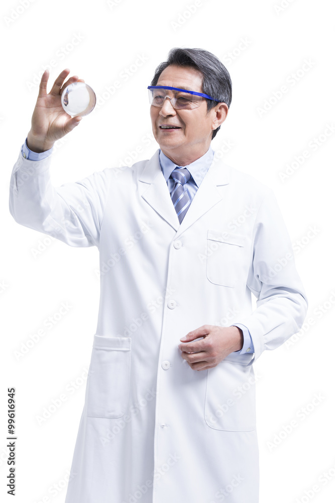 科学家正在检查一个透明的球