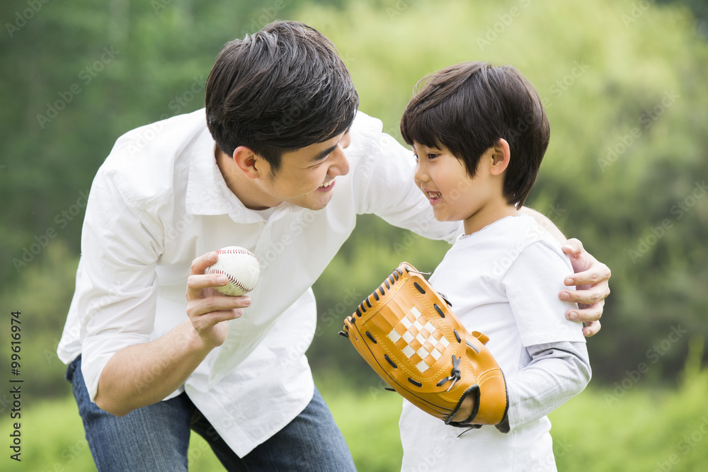 父亲教儿子如何打棒球