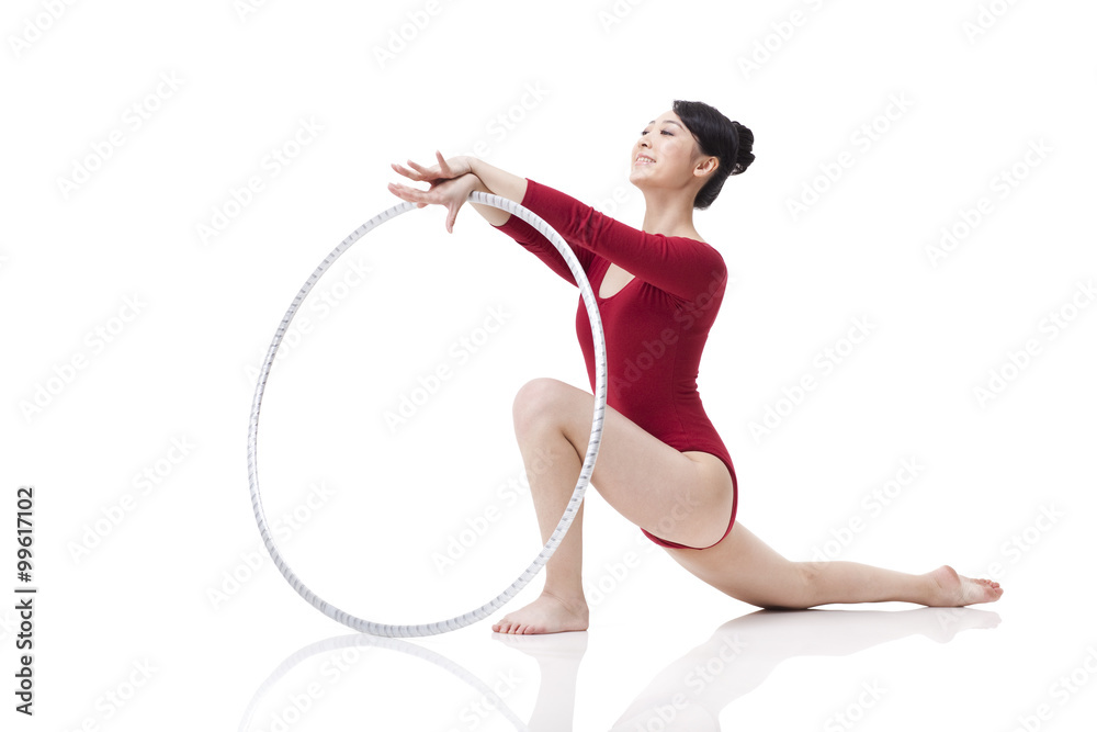 女子艺术体操运动员用铁环表演