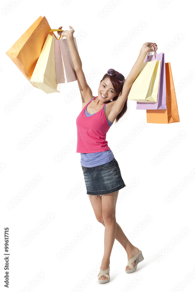 快乐的年轻女人拿着购物袋