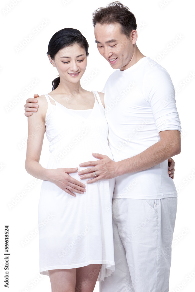 幸福的年轻夫妇怀上孩子