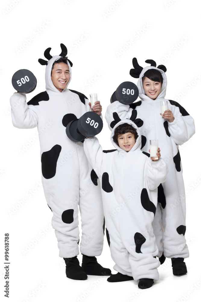 穿着奶牛服装的家庭举着哑铃和牛奶杯