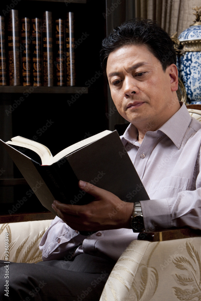 成熟的男人在书房看书