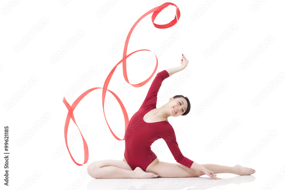 女子体操运动员用丝带表演艺术体操