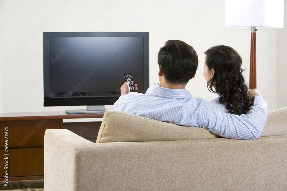宽屏电视机前的情侣