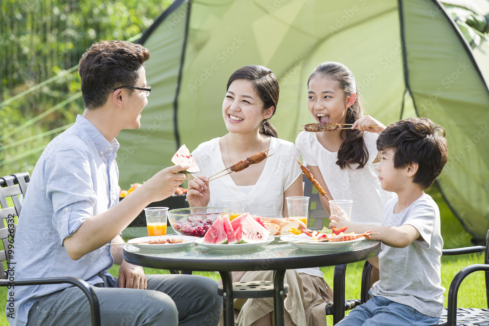 年轻家庭户外野餐