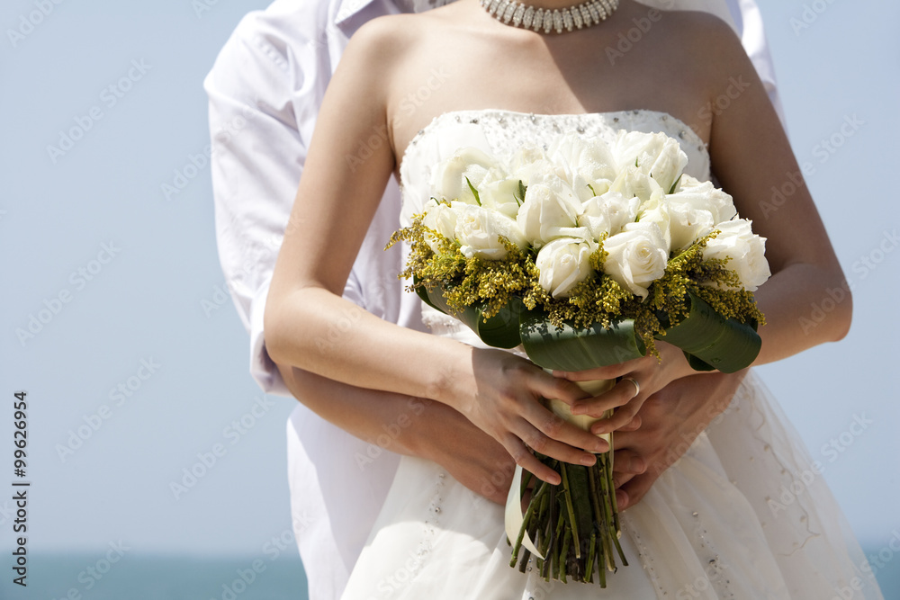 新婚夫妇的玫瑰花花束