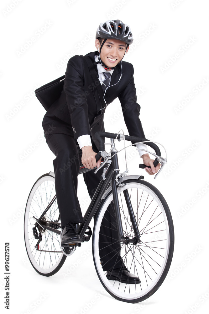 骑自行车上班的快乐年轻商人